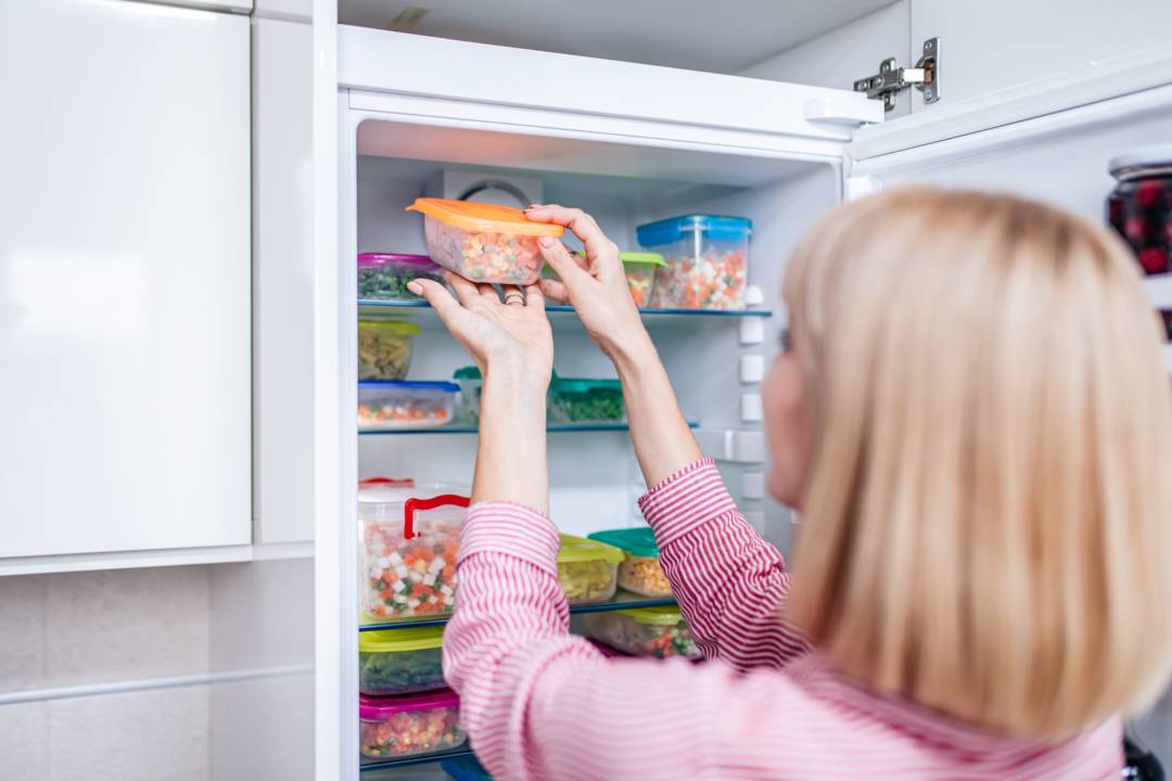 ¿Cómo debo de organizar mi refrigerador?
