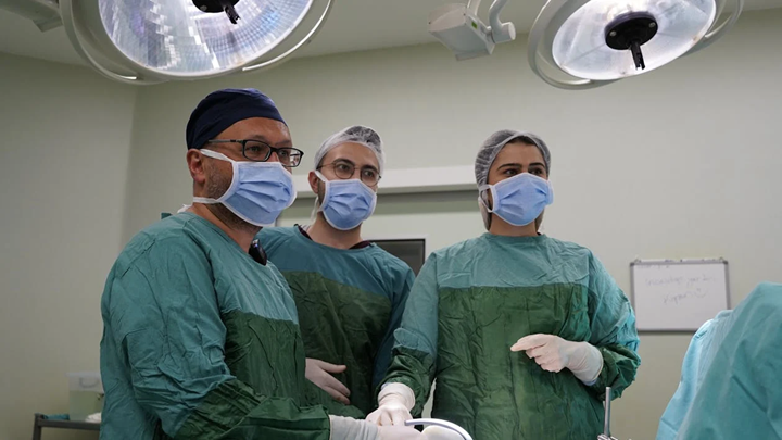 ¿Cuáles son las indicaciones más comunes para realizar una Cirugía de la Encía?