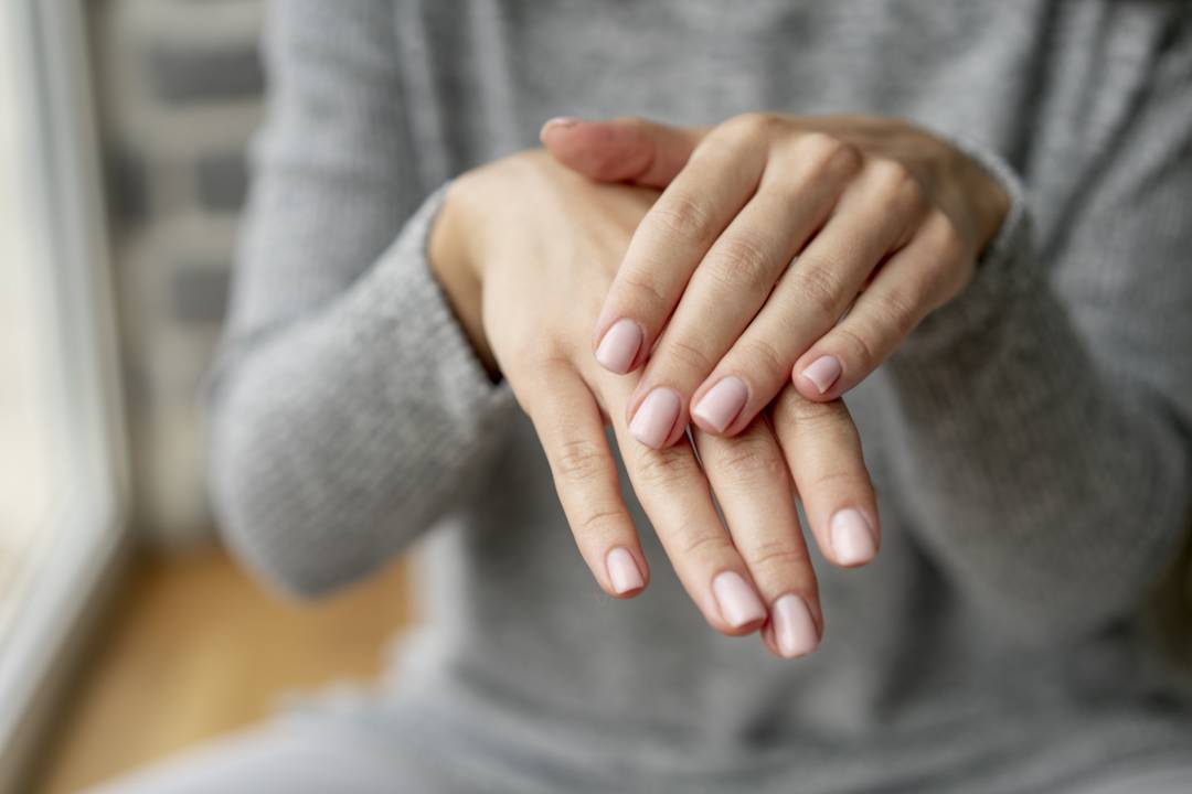 unas-fragiles-causas-cuidados-y-cuando-consultar-a-un-dermatologo imagen de artículo