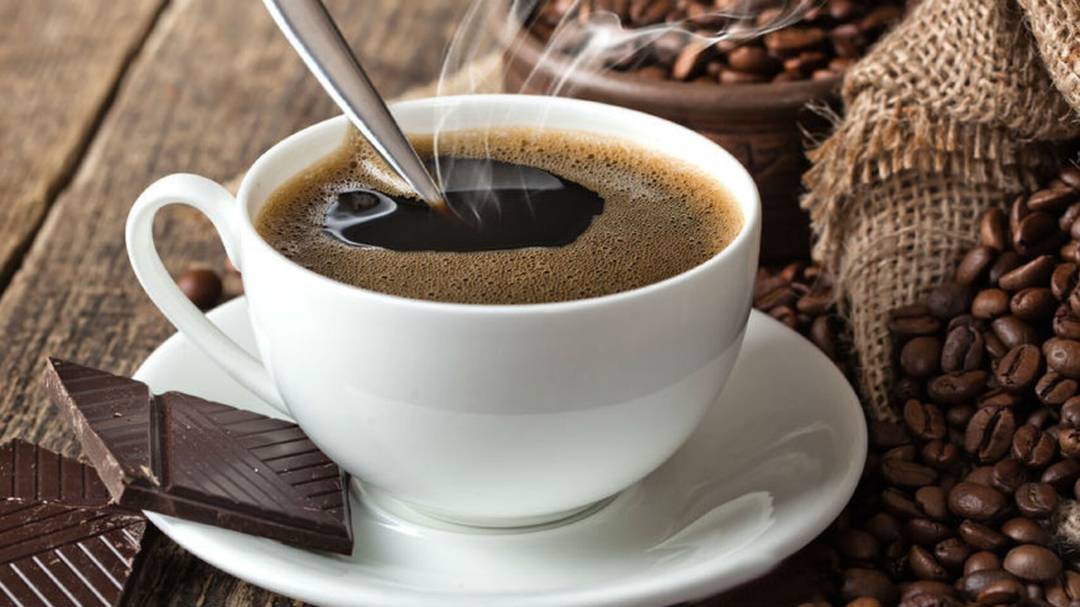 ¿Es mejor consumir café antes o después de desayunar?